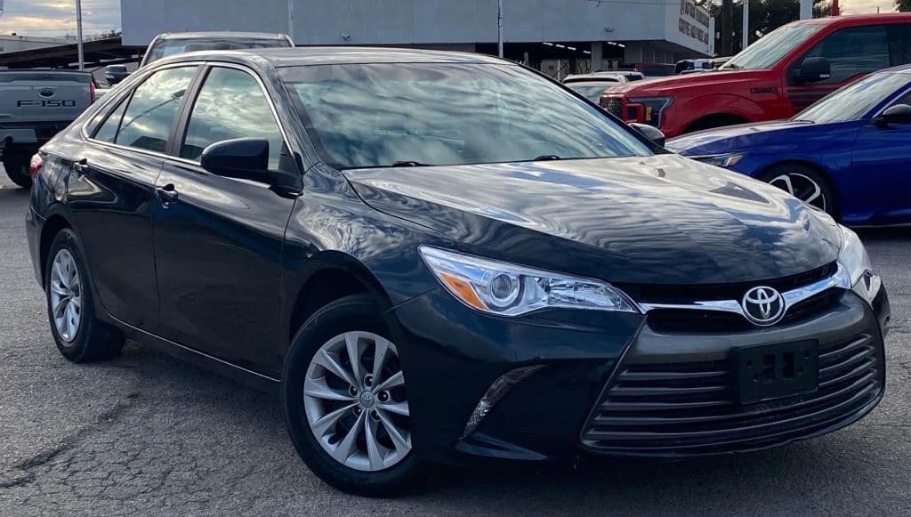 2017 Toyota Camry LE - Thumbnail 2