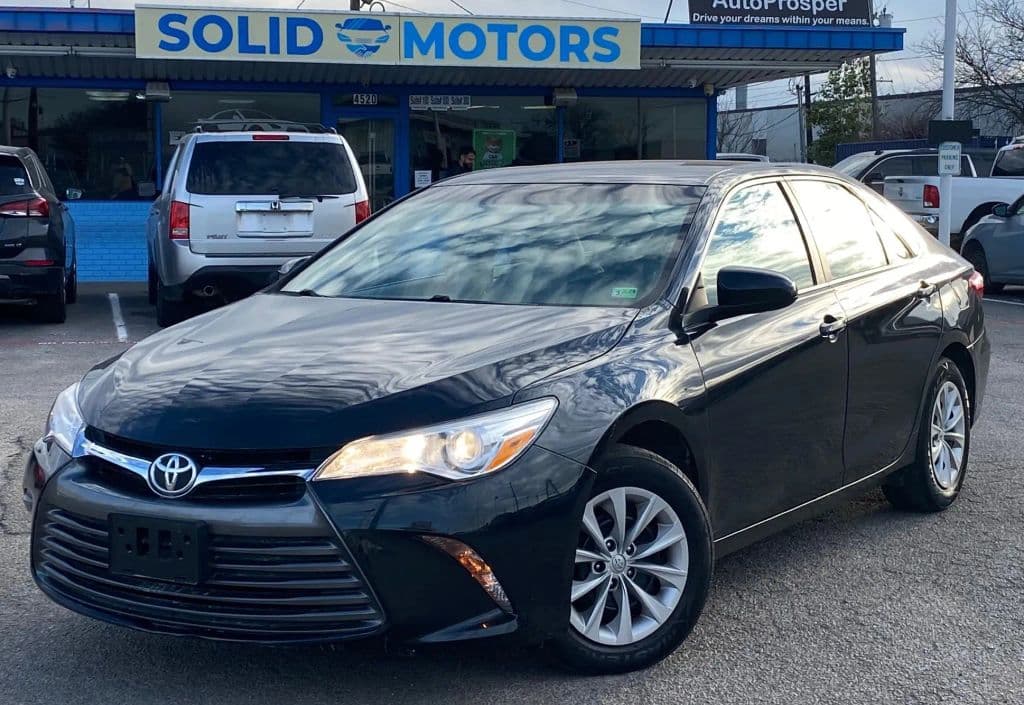 2017 Toyota Camry LE - Photo 1